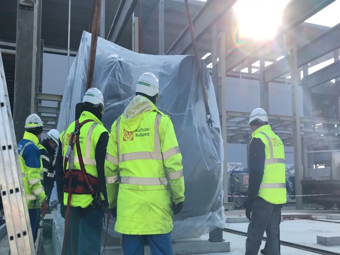 Installation work in the utility facilities of the Komárom battery plant